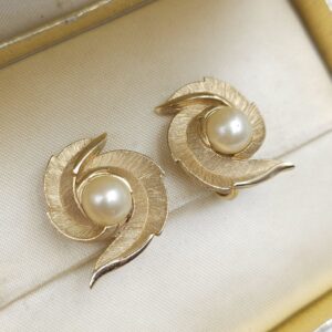 Orecchini a clip Trifari risalenti al 1960 circa, realizzati in lega Trifanium color oro satinato con piccoli dettagli lucidi con perla centrale - VINTAGE AMORE MIO Orecchini a clip Trifari risalenti al 1960 circa, realizzati in lega Trifanium color oro satinato con piccoli dettagli lucidi con perla centrale - VINTAGE AMORE MIO