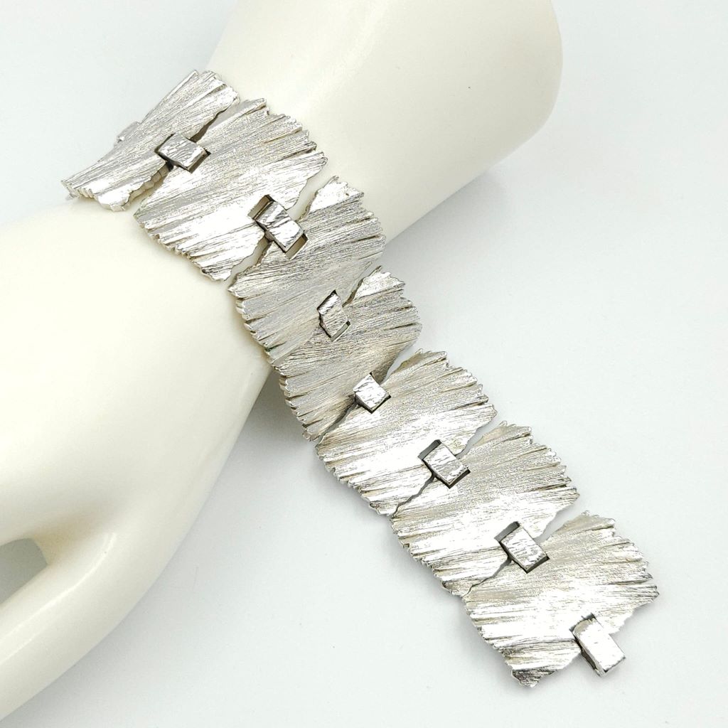 Parure Trifari fine anni '50, composta da collana e bracciale, in lega Trifanium color argento con lavorazione a corteccia di albero - VINTAGE AMORE MIO Parure Trifari fine anni '50, composta da collana e bracciale, in lega Trifanium color argento con lavorazione a corteccia di albero - VINTAGE AMORE MIO