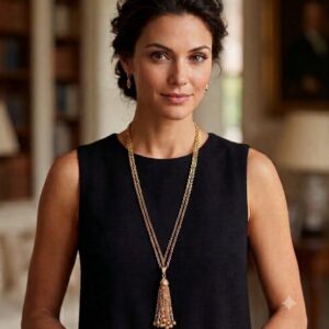 Collana Trifari della seconda metà degli anni '50, con doppia catena e pendente in lega Trifanium color oro satinato con grande nappa - VINTAGE AMORE MIO