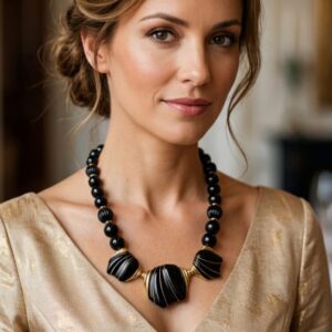 Collana vintage firmata Trifari, realizzata in lega Trifanium color oro con lucite nera, lunga 46 cm oltre la parte pendente - VINTAGE AMORE MIO
