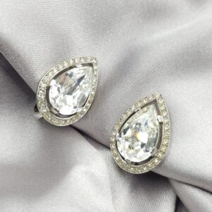 Orecchini a clip anni '50 firmati Trifari, realizzati in lega Trifanium color platino con cristalli centrali diamante a goccia e cristalli di contorno rotondi - VINTAGE AMORE MIO