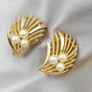 Orecchini Trifari a clip, risalenti al 1960 circa, realizzati in lega Trifanium color oro satinato e lucido con perle - VINTAGE AMORE MIO