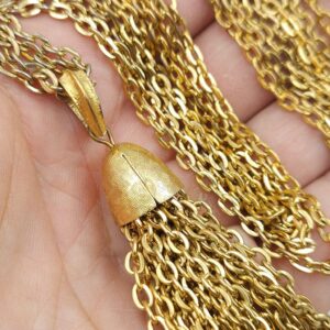 Collana Trifari della seconda metà degli anni '50, con doppia catena e pendente in lega Trifanium color oro satinato con grande nappa - VINTAGE AMORE MIO Collana Trifari della seconda metà degli anni '50, con doppia catena e pendente in lega Trifanium color oro satinato con grande nappa - VINTAGE AMORE MIO