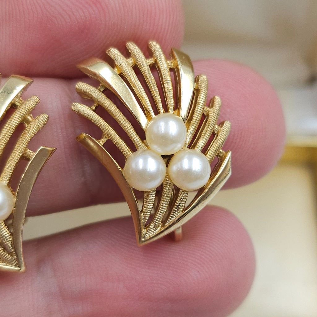 Orecchini Trifari a clip, risalenti al 1960 circa, realizzati in lega Trifanium color oro satinato e lucido con perle - VINTAGE AMORE MIO Orecchini Trifari a clip, risalenti al 1960 circa, realizzati in lega Trifanium color oro satinato e lucido con perle - VINTAGE AMORE MIO