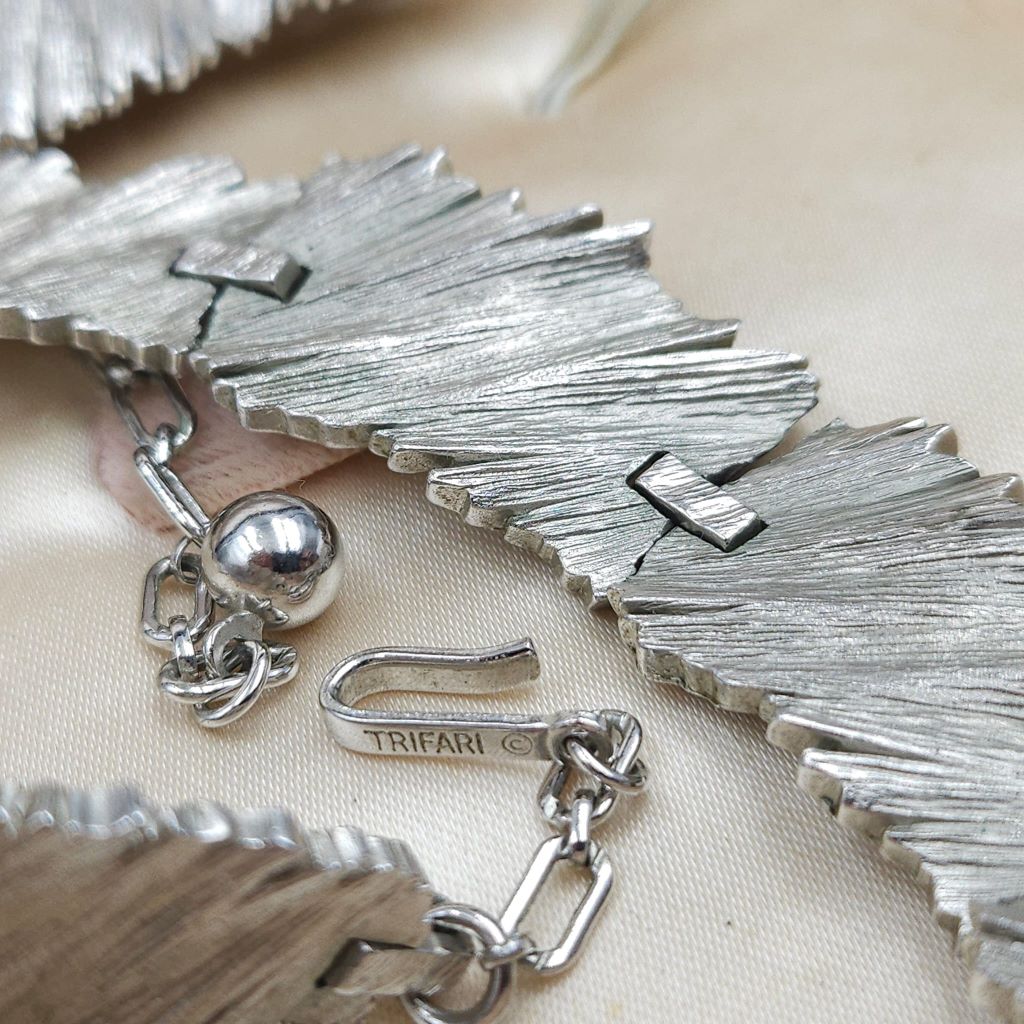 Parure Trifari fine anni '50, composta da collana e bracciale, in lega Trifanium color argento con lavorazione a corteccia di albero - VINTAGE AMORE MIO Parure Trifari fine anni '50, composta da collana e bracciale, in lega Trifanium color argento con lavorazione a corteccia di albero - VINTAGE AMORE MIO