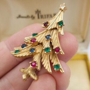 Spilla Trifari Christmas tree, realizzata verso il 1960 in lega Trifanium color oro satinato con cristalli multicolori - VINTAGE AMORE MIO