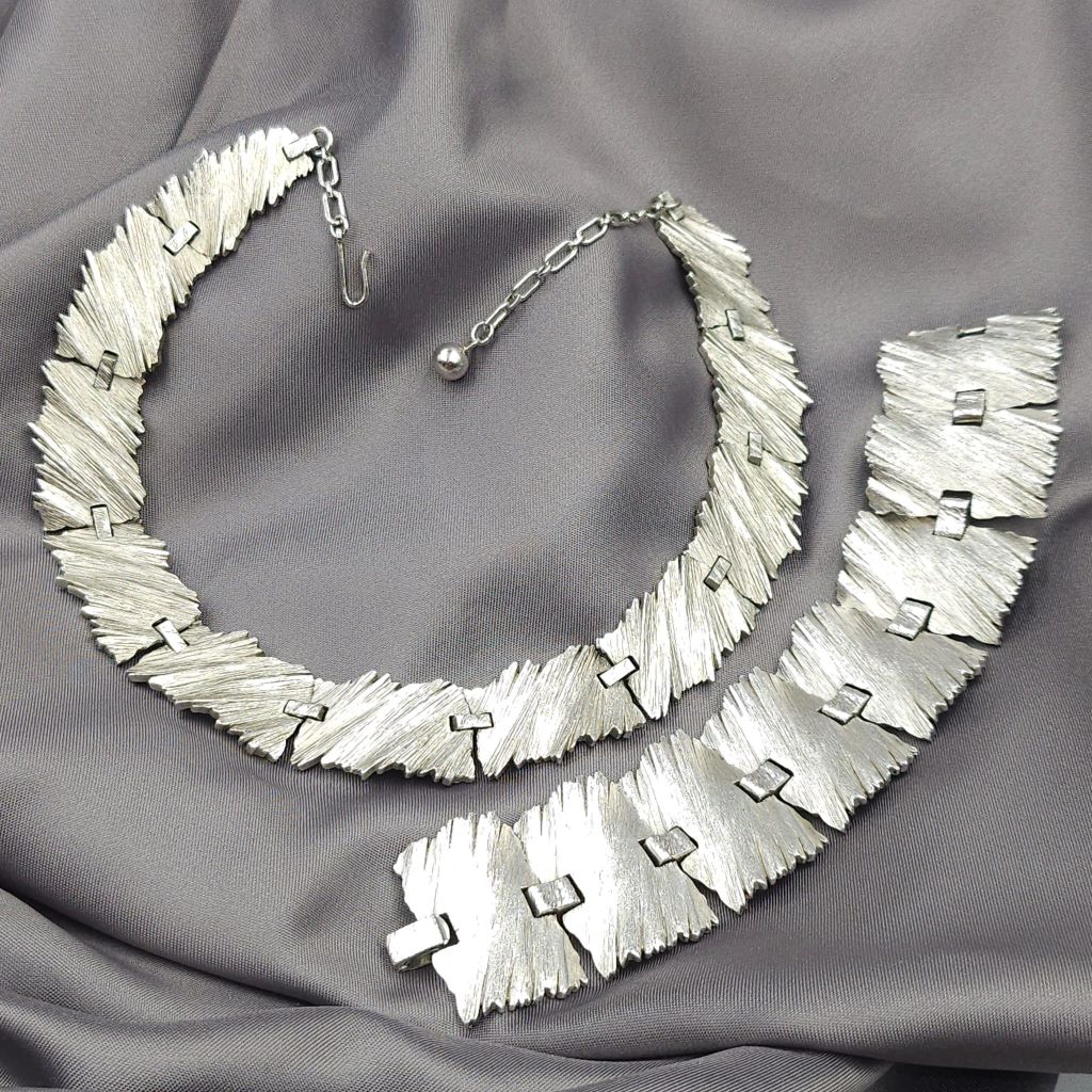 Parure Trifari fine anni '50, composta da collana e bracciale, in lega Trifanium color argento con lavorazione a corteccia di albero - VINTAGE AMORE MIO Parure Trifari fine anni '50, composta da collana e bracciale, in lega Trifanium color argento con lavorazione a corteccia di albero - VINTAGE AMORE MIO