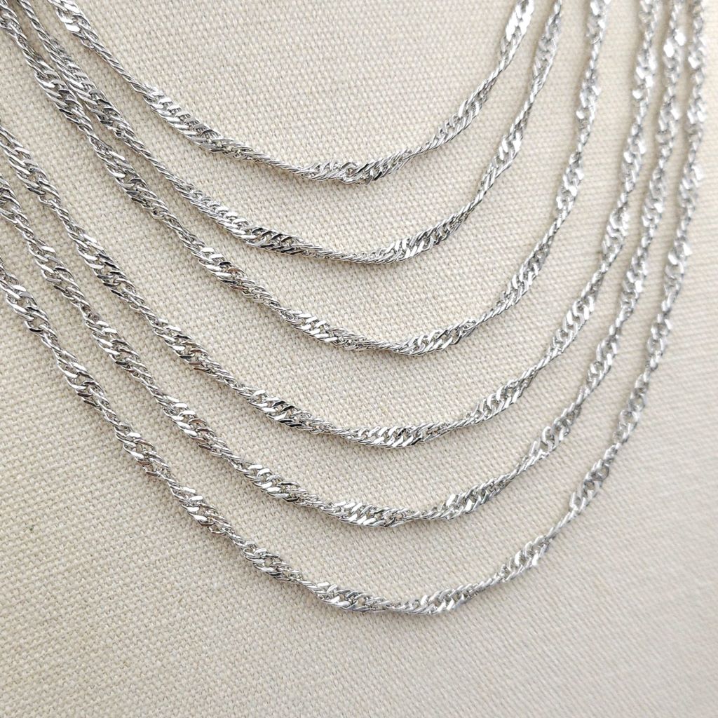 Collana firmata Trifari risalente alla seconda metà degli anni '50, realizzata in lega Trifanium color argento, con sei catene a torchon di lunghezza gradata e chiusura di ispirazione decò - VINTAGE AMORE MIO Collana firmata Trifari risalente alla seconda metà degli anni '50, realizzata in lega Trifanium color argento, con sei catene a torchon di lunghezza gradata e chiusura di ispirazione decò - VINTAGE AMORE MIO