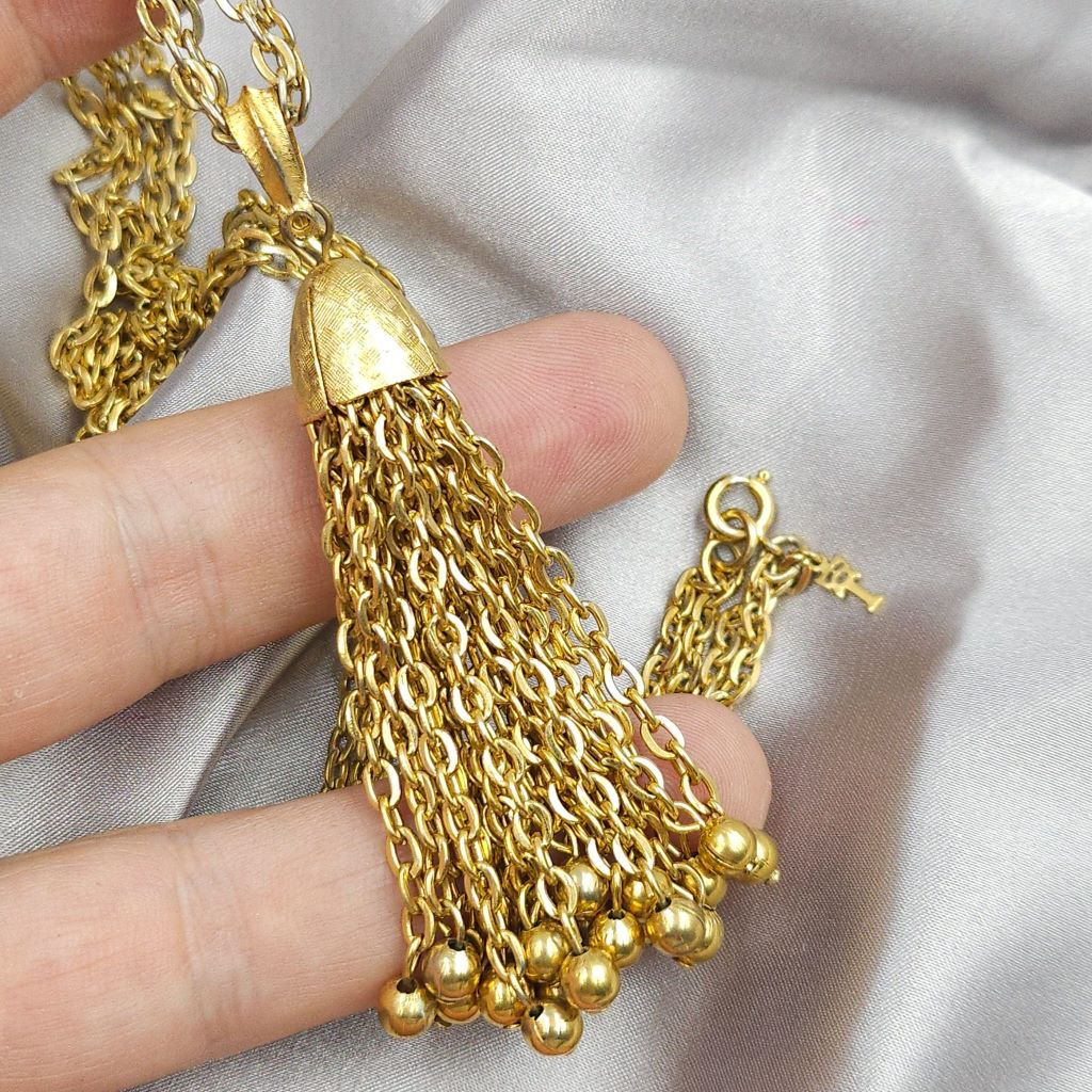 Collana Trifari della seconda metà degli anni '50, con doppia catena e pendente in lega Trifanium color oro satinato con grande nappa - VINTAGE AMORE MIO Collana Trifari della seconda metà degli anni '50, con doppia catena e pendente in lega Trifanium color oro satinato con grande nappa - VINTAGE AMORE MIO