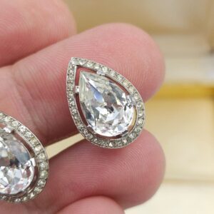 Orecchini a clip anni '50 firmati Trifari, realizzati in lega Trifanium color platino con cristalli centrali diamante a goccia e cristalli di contorno rotondi - VINTAGE AMORE MIO