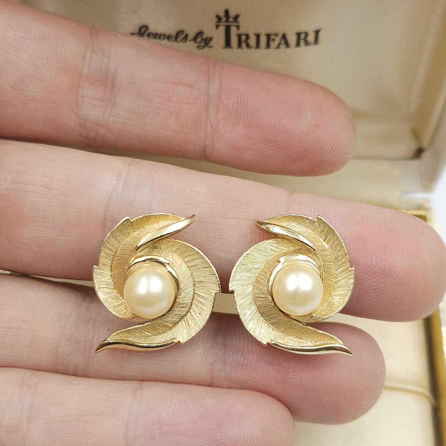 Orecchini a clip Trifari risalenti al 1960 circa, realizzati in lega Trifanium color oro satinato con piccoli dettagli lucidi con perla centrale - VINTAGE AMORE MIO Orecchini a clip Trifari risalenti al 1960 circa, realizzati in lega Trifanium color oro satinato con piccoli dettagli lucidi con perla centrale - VINTAGE AMORE MIO