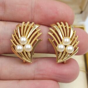Orecchini Trifari a clip, risalenti al 1960 circa, realizzati in lega Trifanium color oro satinato e lucido con perle - VINTAGE AMORE MIO