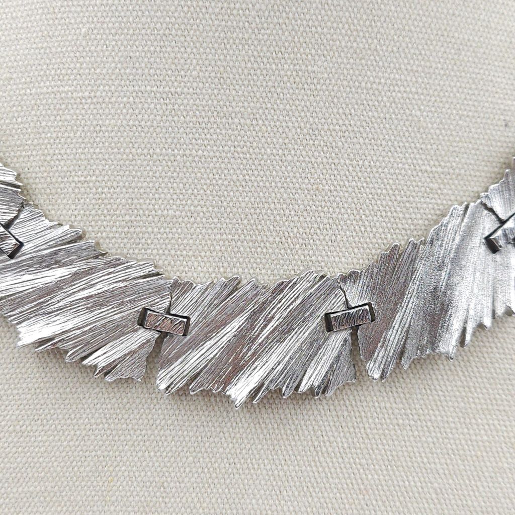 Parure Trifari fine anni '50, composta da collana e bracciale, in lega Trifanium color argento con lavorazione a corteccia di albero - VINTAGE AMORE MIO Parure Trifari fine anni '50, composta da collana e bracciale, in lega Trifanium color argento con lavorazione a corteccia di albero - VINTAGE AMORE MIO