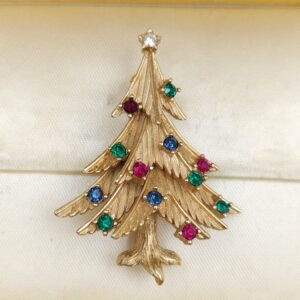 Spilla Trifari Christmas tree, realizzata verso il 1960 in lega Trifanium color oro satinato con cristalli multicolori - VINTAGE AMORE MIO