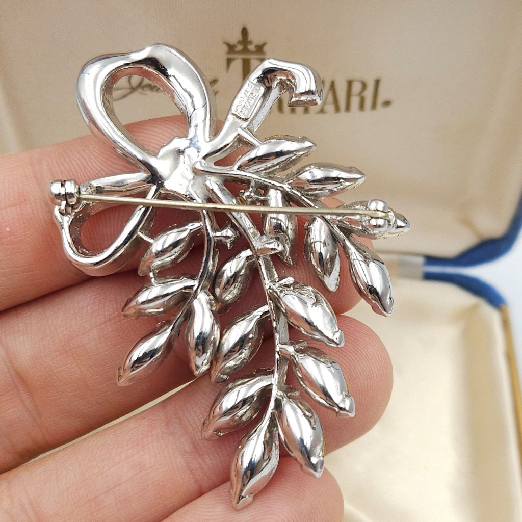 Spilla Trifari anni '50 a forma di raffinato fiocco in lega Trifanium color platino, con cristalli diamante taglio navette - VINTAGE AMORE MIO Spilla Trifari anni '50 a forma di raffinato fiocco in lega Trifanium color platino, con cristalli diamante taglio navette - VINTAGE AMORE MIO