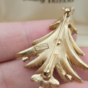 Spilla Trifari Christmas tree, realizzata verso il 1960 in lega Trifanium color oro satinato con cristalli multicolori - VINTAGE AMORE MIO