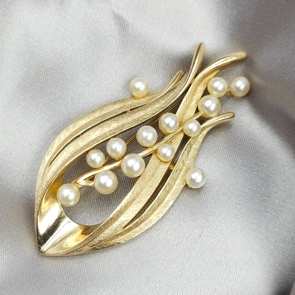 Spilla firmata Trifari risalente alla seconda metà degli anni cinquanta, realizzata in lega Trifanium color oro satinato con dettagli lucidi e perle - VINTAGE AMORE MIO