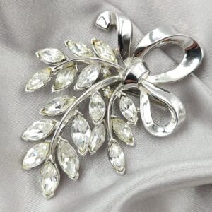Spilla Trifari anni '50 a forma di raffinato fiocco in lega Trifanium color platino, con cristalli diamante taglio navette - VINTAGE AMORE MIO