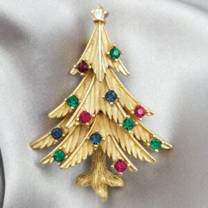Spilla Trifari Christmas tree, realizzata verso il 1960 in lega Trifanium color oro satinato con cristalli multicolori - VINTAGE AMORE MIO