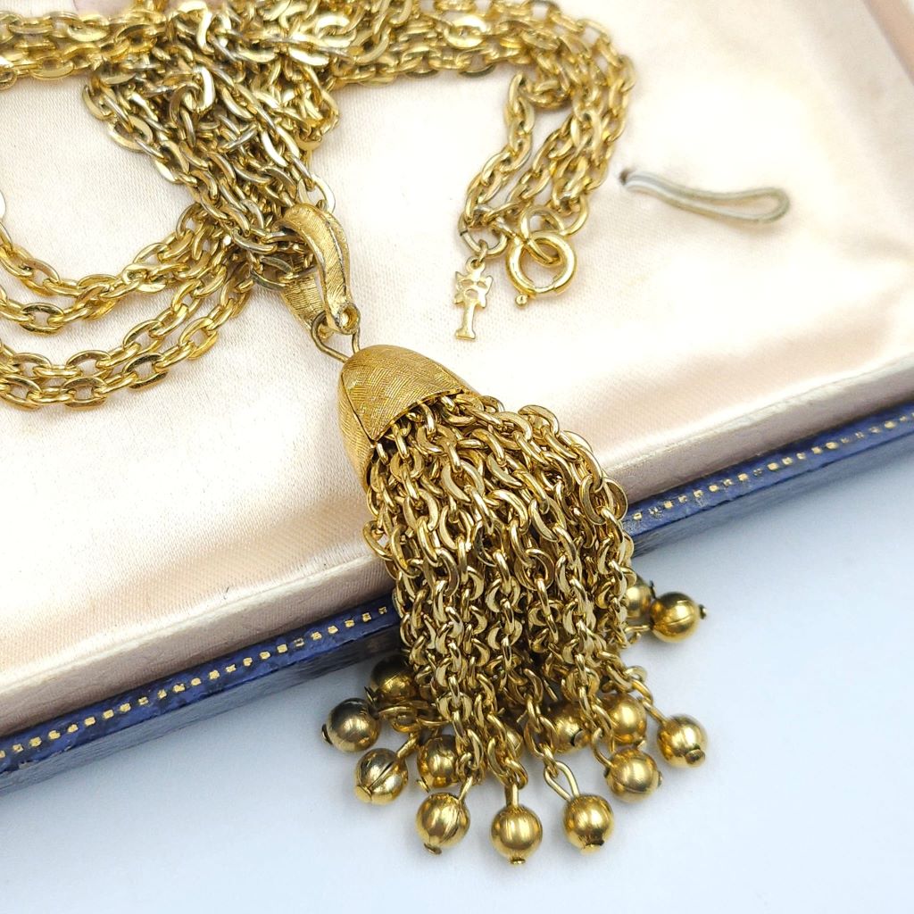 Collana Trifari della seconda metà degli anni '50, con doppia catena e pendente in lega Trifanium color oro satinato con grande nappa - VINTAGE AMORE MIO