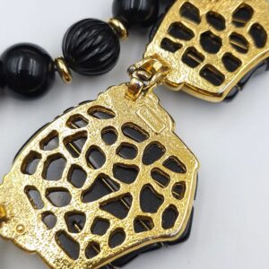 Collana vintage firmata Trifari, realizzata in lega Trifanium color oro con lucite nera, lunga 46 cm oltre la parte pendente - VINTAGE AMORE MIO Collana vintage firmata Trifari, realizzata in lega Trifanium color oro con lucite nera, lunga 46 cm oltre la parte pendente - VINTAGE AMORE MIO