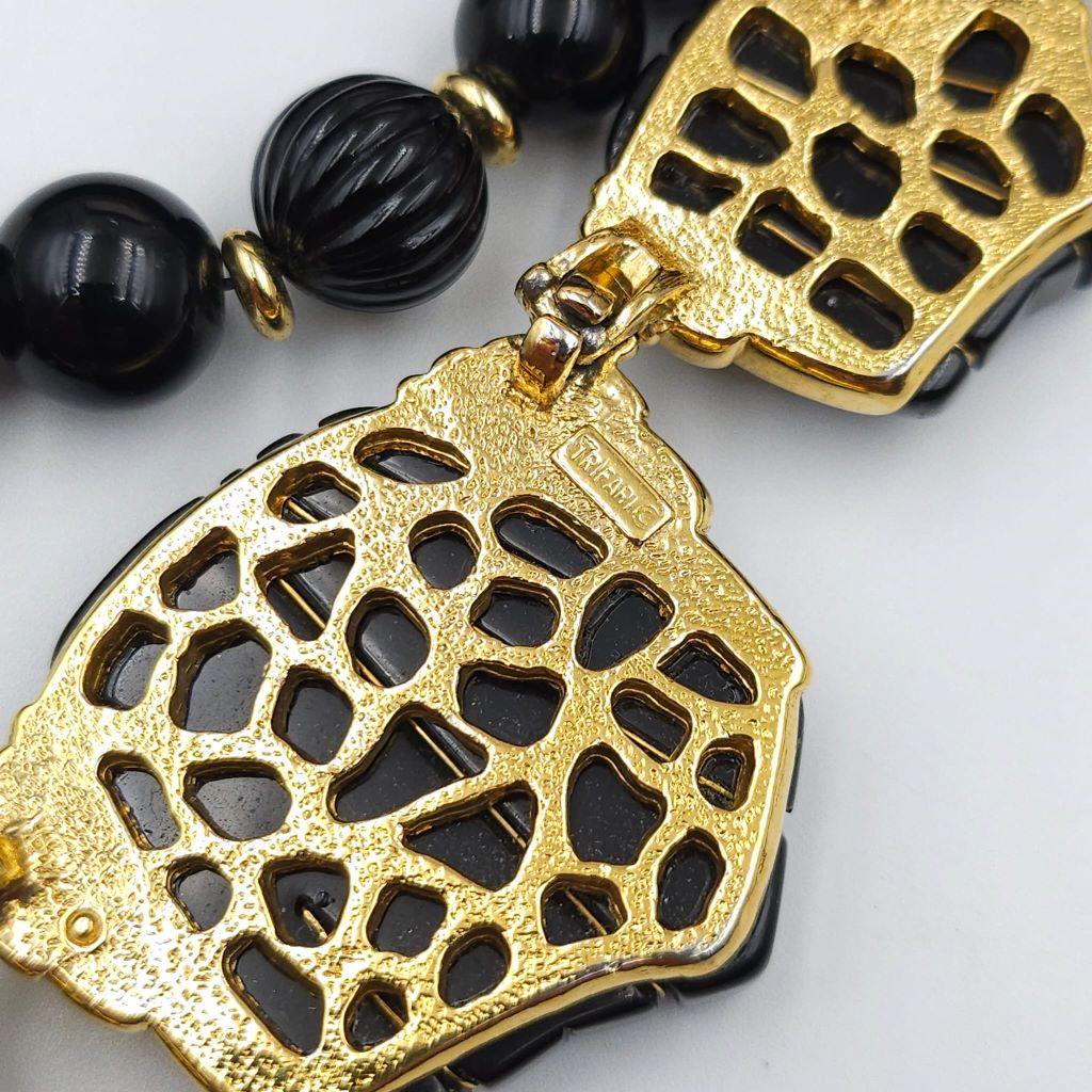 Collana vintage firmata Trifari, realizzata in lega Trifanium color oro con lucite nera, lunga 46 cm oltre la parte pendente - VINTAGE AMORE MIO Collana vintage firmata Trifari, realizzata in lega Trifanium color oro con lucite nera, lunga 46 cm oltre la parte pendente - VINTAGE AMORE MIO