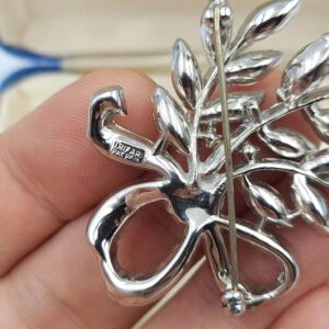 Spilla Trifari anni '50 a forma di raffinato fiocco in lega Trifanium color platino, con cristalli diamante taglio navette - VINTAGE AMORE MIO